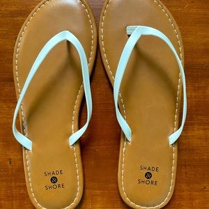 Shade and Shore size 7 white flip flop sandals NEW